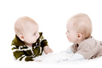 Foto mit 2 Babys vor und nach der Bildbearbeitung